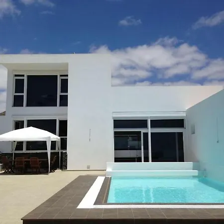 Villa Sleeps 6 Pool Wifi *