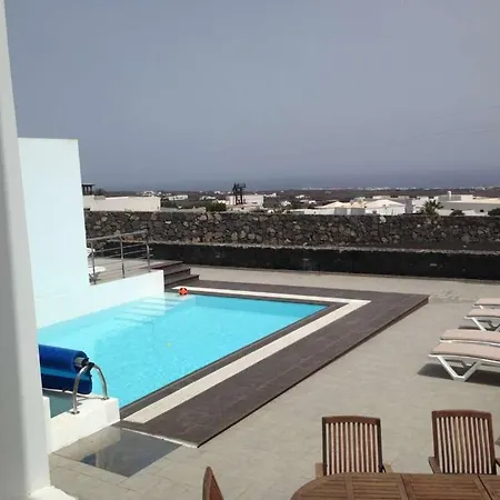 Sleeps 6 Pool Wifi Villa Mácher