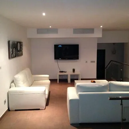 Sleeps 6 Pool Wifi Villa