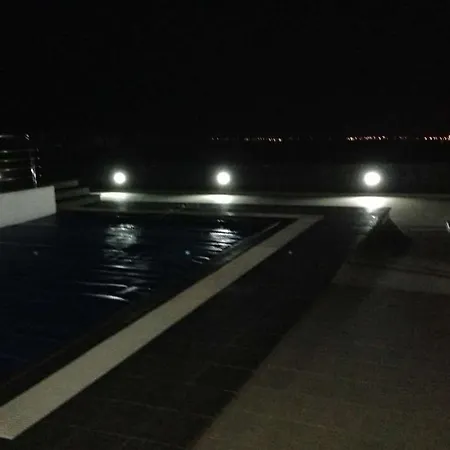 Sleeps 6 Pool Wifi Villa *