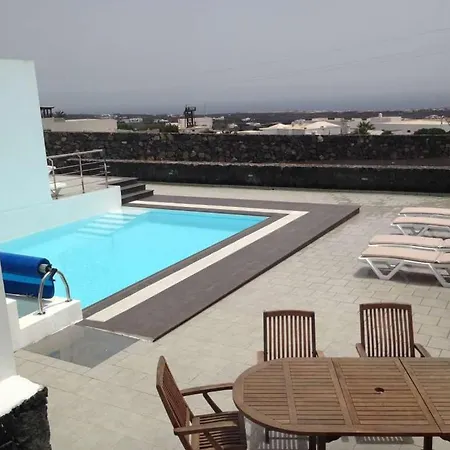 Sleeps 6 Pool Wifi Villa Mácher