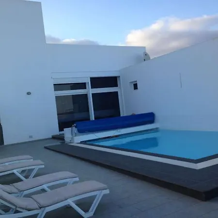 Villa Sleeps 6 Pool Wifi