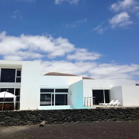 Villa Sleeps 6 Pool Wifi *