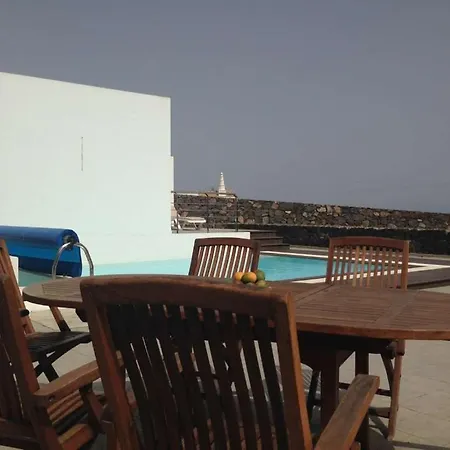 Villa Sleeps 6 Pool Wifi