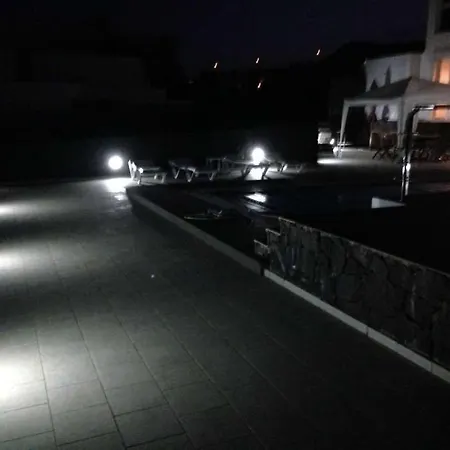 Villa Sleeps 6 Pool Wifi